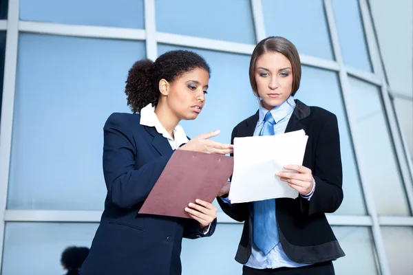 Business diskussion två kvinnliga företagare — Stockfoto