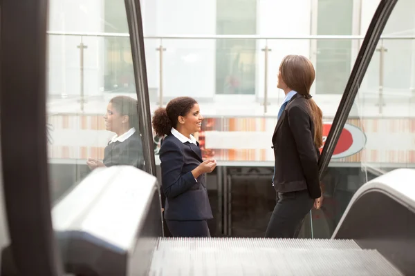 Geschäftsfrauen auf Rolltreppe — Stockfoto
