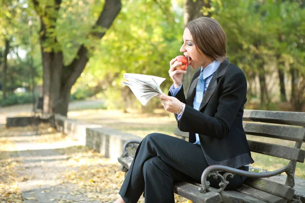 Iş kadını yeme elma — Stok fotoğraf