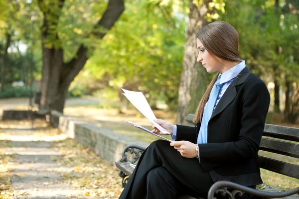 Affärskvinna läsa dokumentet, utomhus — Stockfoto