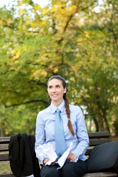Бізнес-леді з папером в парку — стокове фото