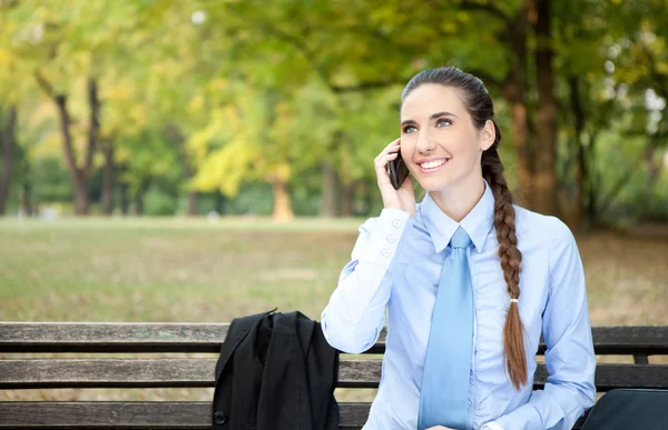 Empresária alegre conversando no telefone — Fotografia de Stock