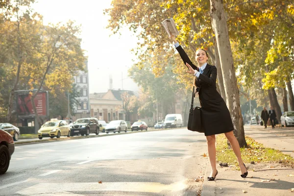 Mulher de negócios saudando táxi — Fotografia de Stock