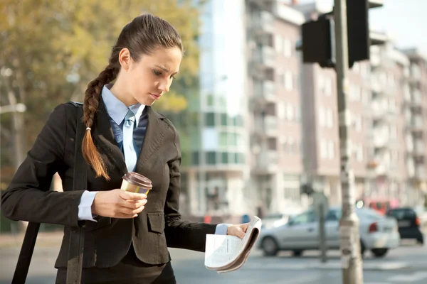 Affärskvinna med kaffe, läsa tidningen — Stockfoto