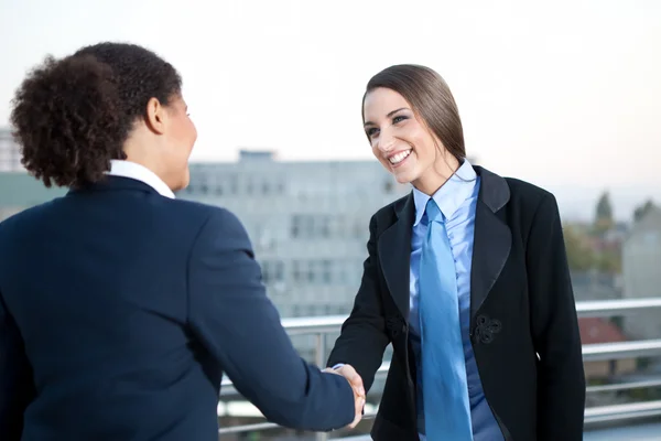 Businesswomen shaking hands Royalty Free Stock Images