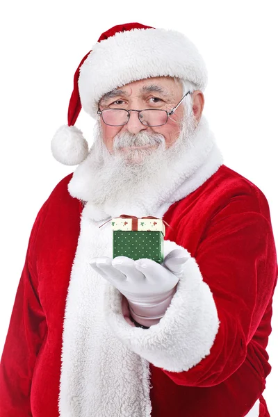 Weihnachtsmann hält ein Geschenk in der Hand — Stockfoto