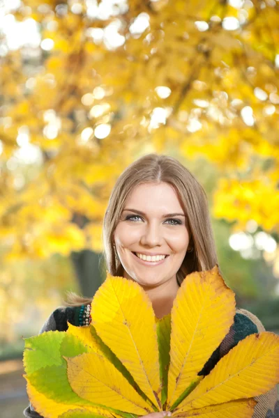 Retrato de menina de outono — Fotografia de Stock