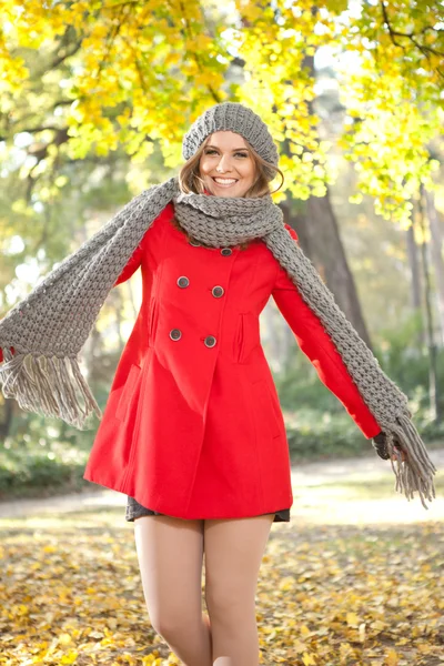Legrační móda dívka v podzimním parku — Stock fotografie
