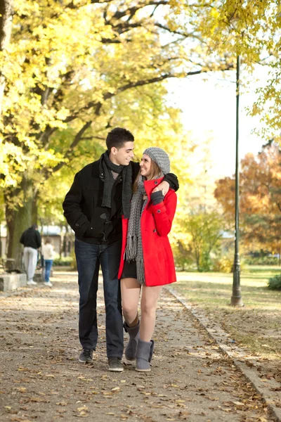 Miłość para wspólnie spędzać czas w parku — Zdjęcie stockowe