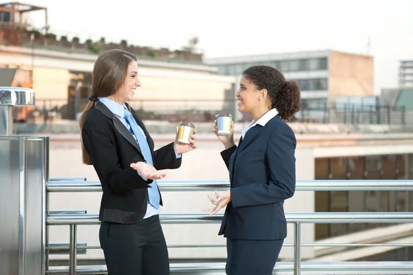Geschäftsfrauen reden und trinken Kaffee — Stockfoto