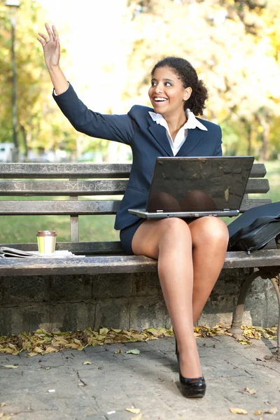 Sonriente mujer de negocios afro saludando —  Fotos de Stock