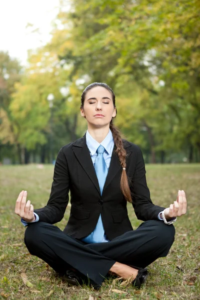 Бізнес-леді медитації — стокове фото