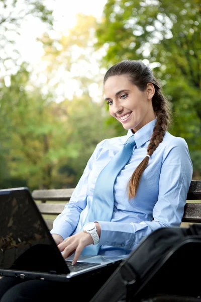 Femme d'affaires travaillant sur ordinateur portable dans le parc — Photo