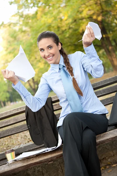 Счастливая деловая женщина с документами — стоковое фото