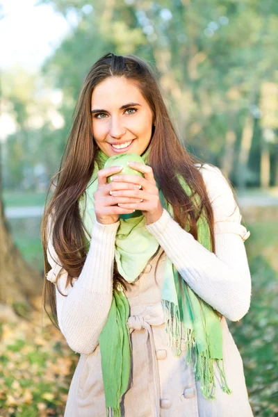 Femme souriante avec pomme, extérieur — Photo