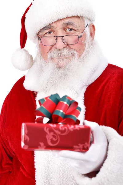 Санта-Клаус дарит подарок — стоковое фото