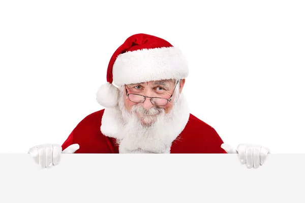 Santa holding beyaz boş başlık sayfası — Stok fotoğraf