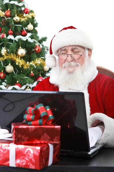 圣诞老人在笔记本电脑上工作 — 图库照片