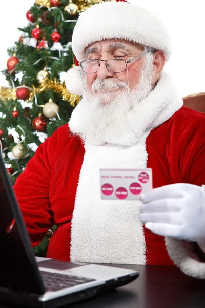 Papai Noel pagando com cartão de crédito — Fotografia de Stock