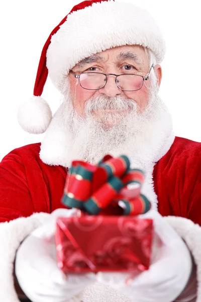 Santa dando presente para o Natal — Fotografia de Stock