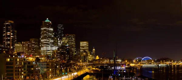 Сиэтл Вашингтон Скайлайн ночью — стоковое фото