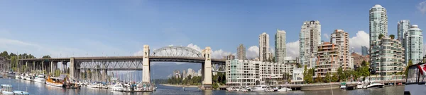 温哥华不列颠哥伦比亚省的天际线和伯拉德桥全景 — 图库照片