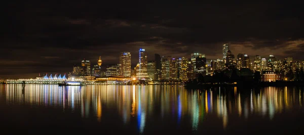 不列颠哥伦比亚省温哥华市中心地平线在晚上 — 图库照片
