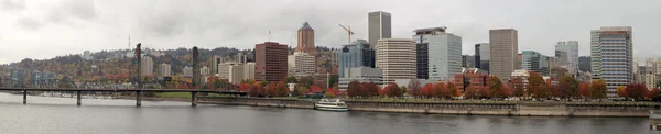 Portland oregon City waterfront stadens silhuett i höst — Stockfoto