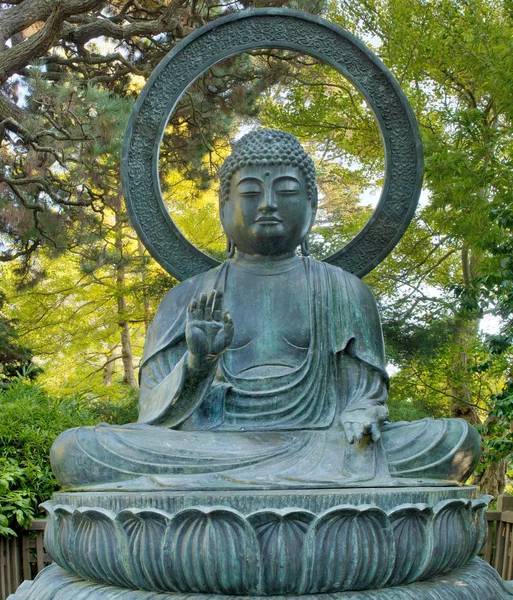 Sentado em Bronze Buda em San Francisco Jardim Japonês — Fotografia de Stock