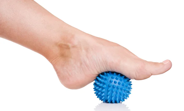 Женская нога с мячом для массажа — стоковое фото