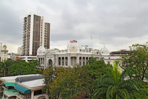 Skyline parziale di Guayaquil, Ecuador dal Malecon 2000 — Foto Stock