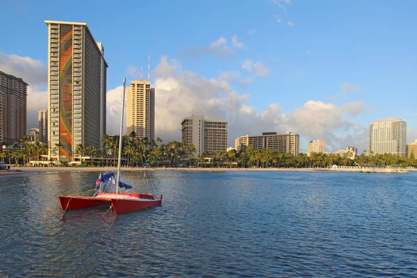 Catamarã e hotéis na praia de Waikiki — Fotografia de Stock