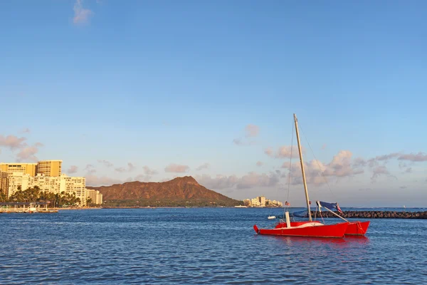 Barca a vela, spiaggia di Waikiki e Diamond Head — Foto Stock