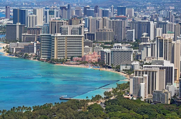 Waikiki Beach e lo skyline di Honolulu, Hawaii — Foto Stock