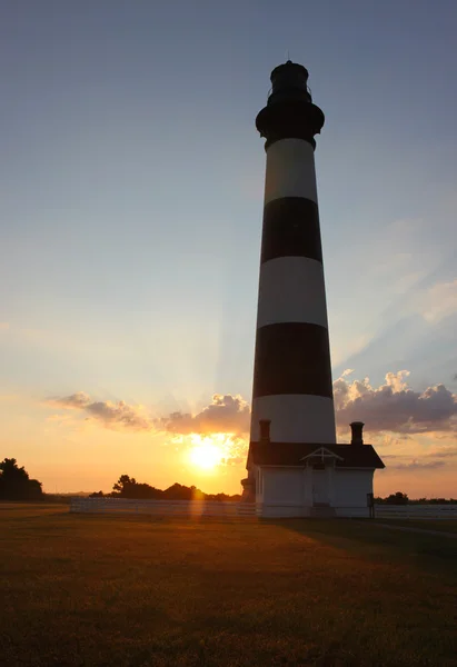 Lighthouse island Bodie sylwetki w sunrise pionowe — Zdjęcie stockowe