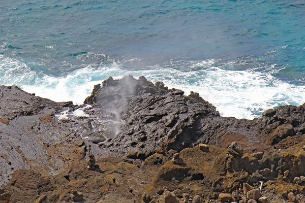 Spray from the Halona Blowhole in Hawaii — Stock Photo, Image