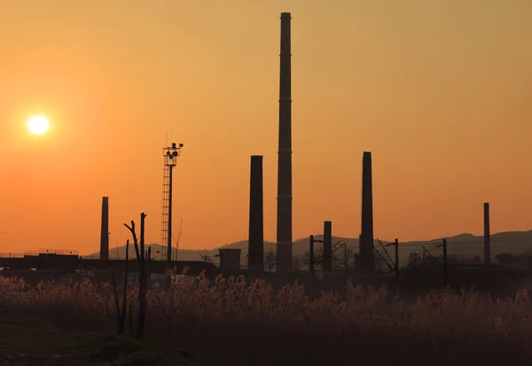 Pôr do sol industrial — Fotografia de Stock