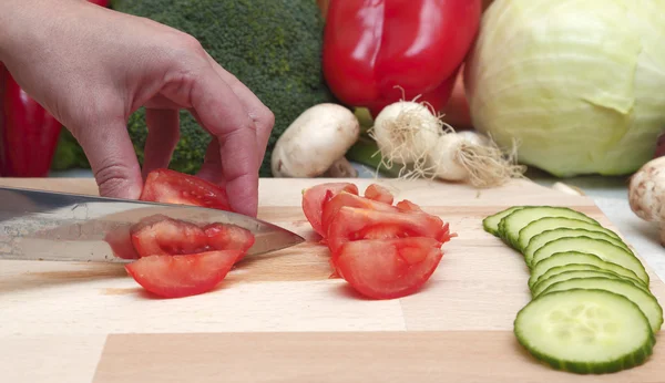 Hand cutting vegetables — Stock Photo, Image