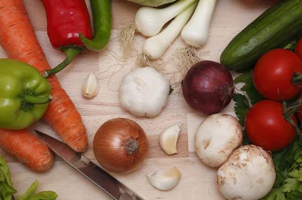 Gemüse und Messer — Stockfoto