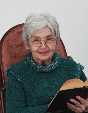 bir kitap ile yaşlı kadın