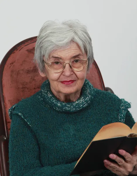 Стара жінка з книгою — стокове фото