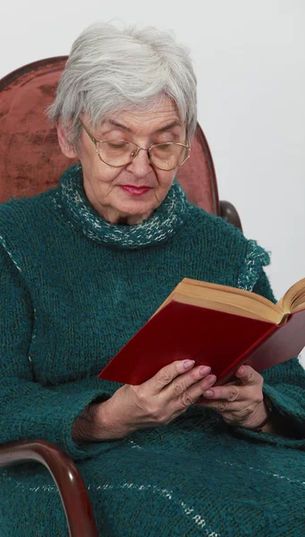 Mulher velha leitura — Fotografia de Stock