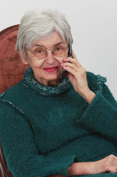 Stare kobiety na telefon — Zdjęcie stockowe