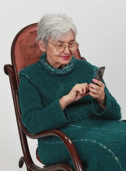 Old woman with mobile phone — Stock Photo, Image