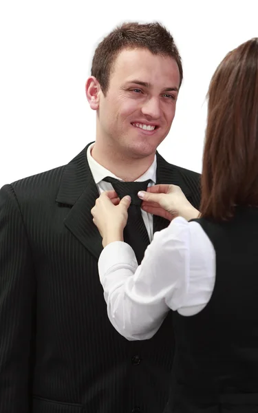 Mulher amarrando gravata do homem — Fotografia de Stock