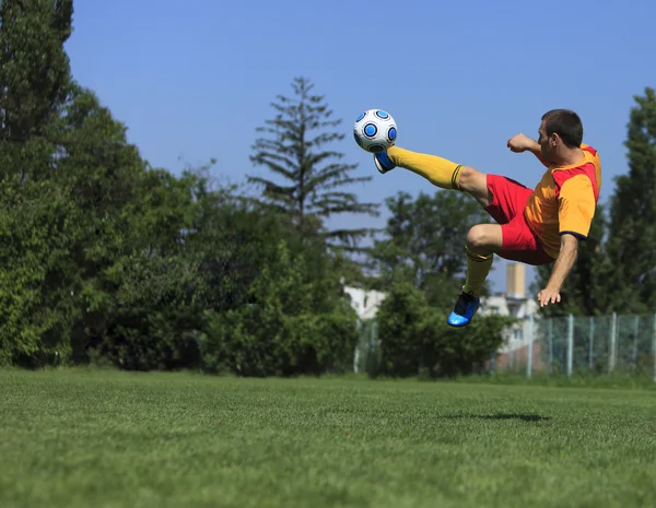 Acrobatische voetballer — Stockfoto