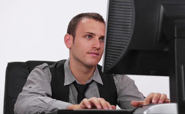 Jonge man aan het werk op een computer — Stockfoto