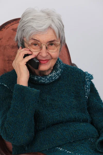電話で古い女性 — ストック写真