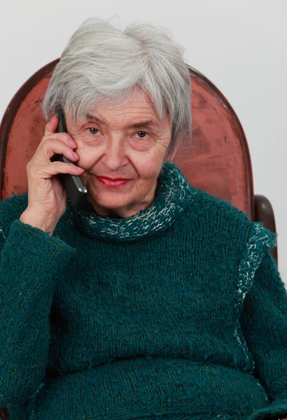 Oude vrouw op de telefoon — Stockfoto