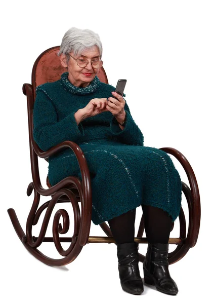 Oude vrouw met mobiele telefoon — Stockfoto